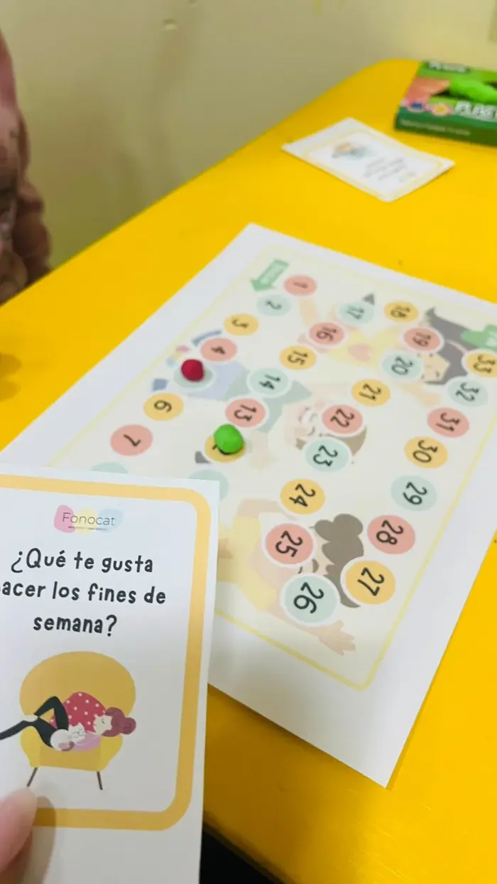 Juego terapéutico de mesa usado en sesión de fonoaudiología infantil