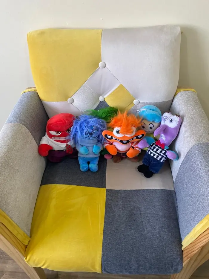 Peluches de las emociones utilizados en terapia psicológica infantil