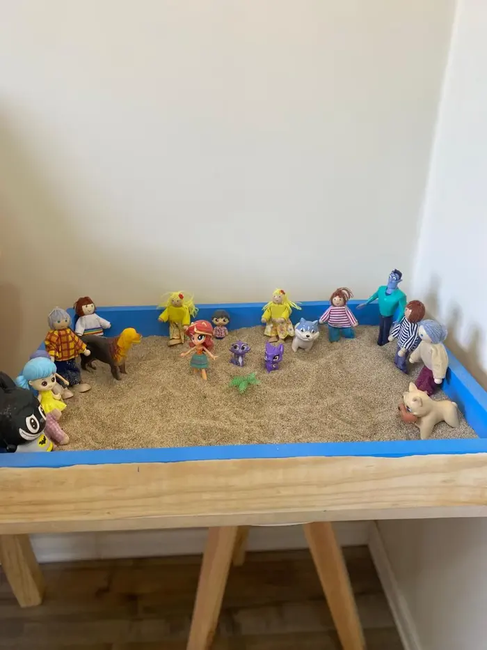 Bandeja de arena con figuras para terapia de juego (sandtray)