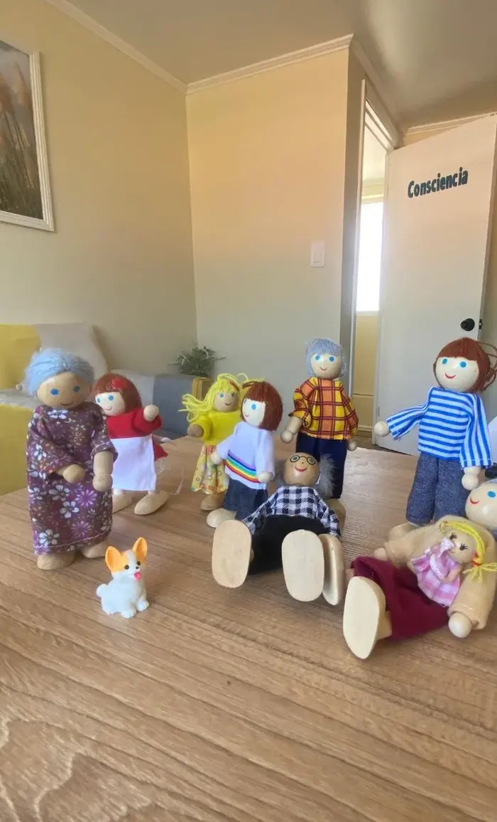 Familia de muñecos de madera usada en terapia psicológica familiar