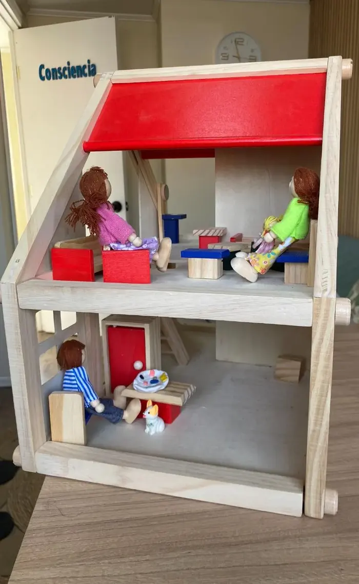 Casa de muñecas de madera utilizada como recurso terapéutico infantil