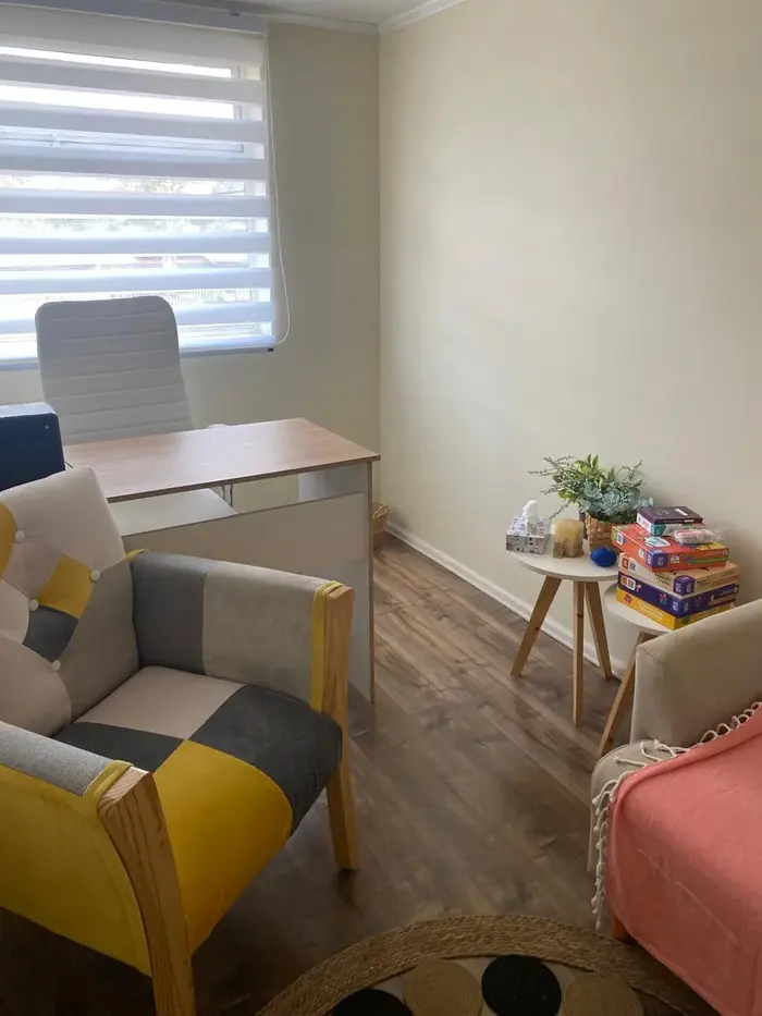 Box de atención psicológica con escritorio y sillones para sesiones