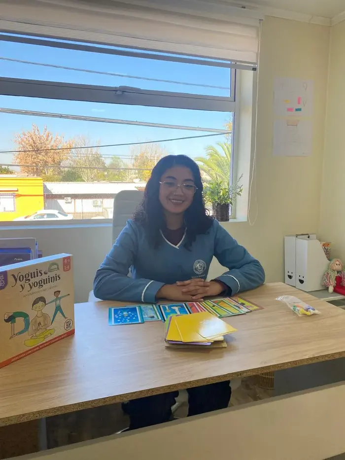Psicopedagoga en su escritorio con material didáctico de evaluación de aprendizaje