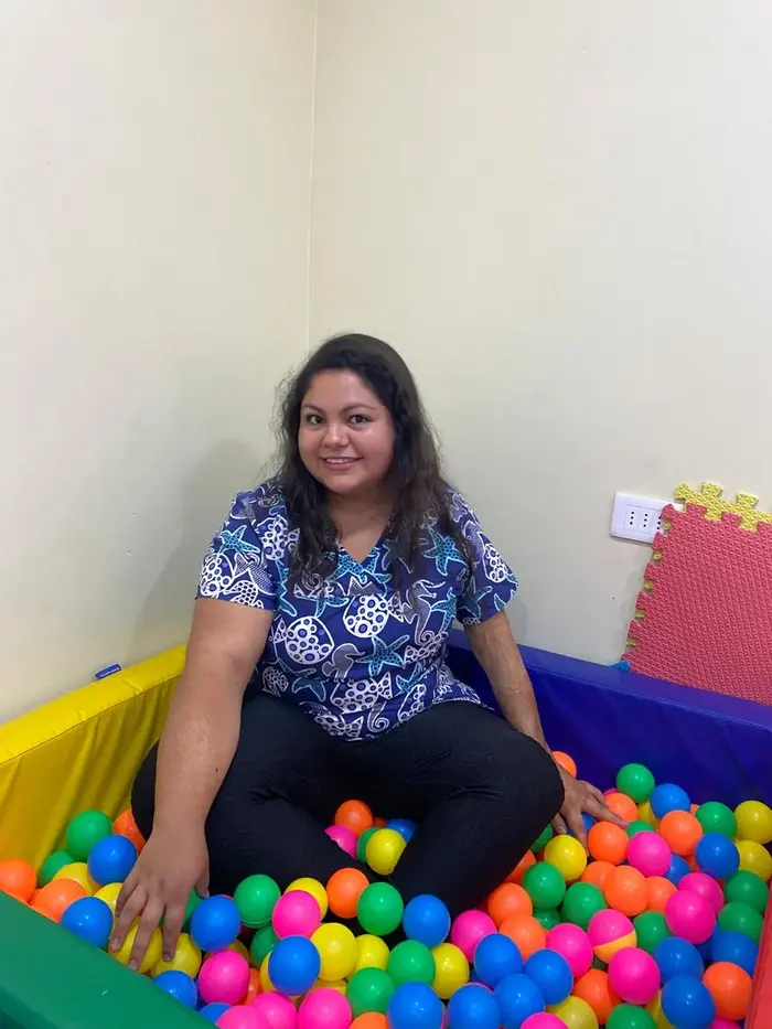 Terapeuta ocupacional en piscina de pelotas de la sala de integración sensorial